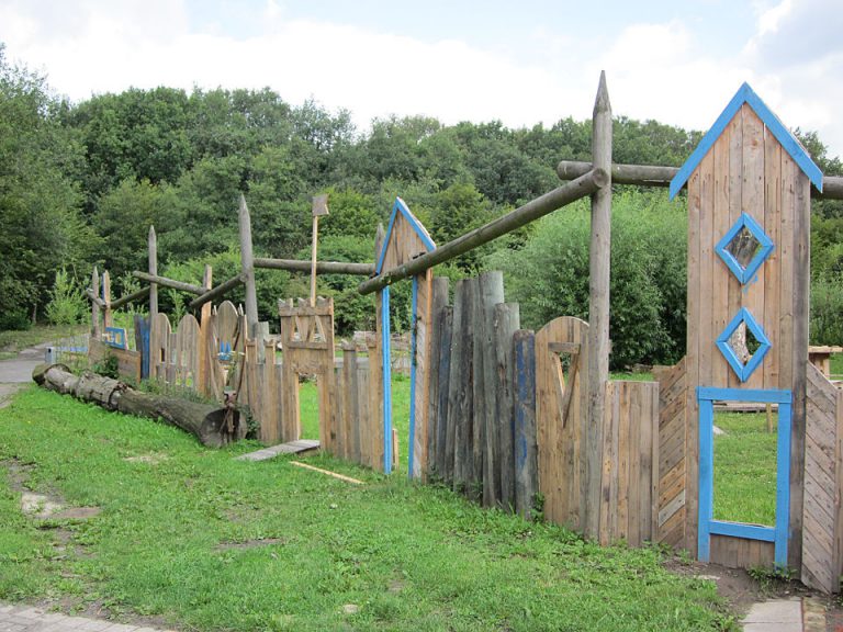 Holzpalisaden am Spielplatz